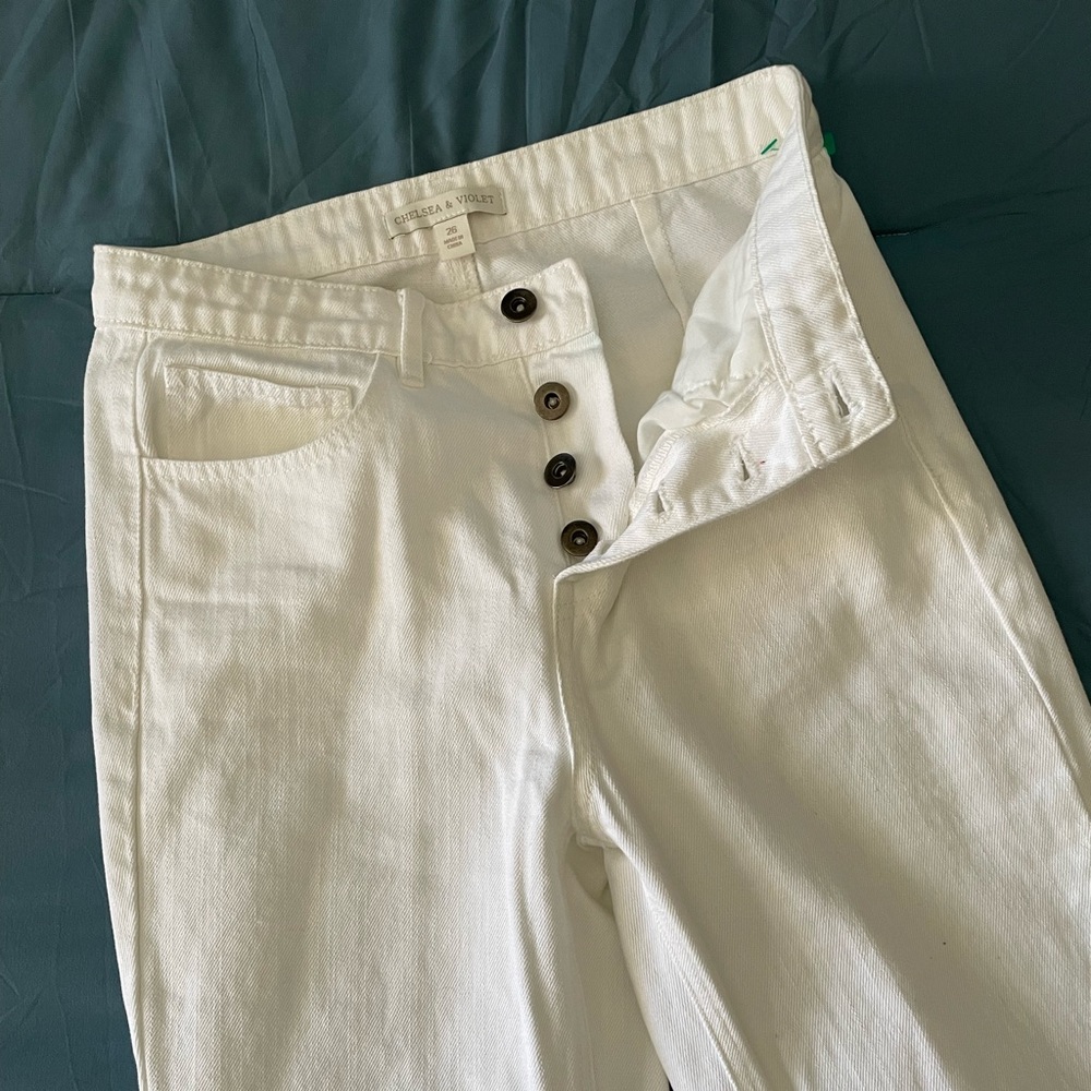 Very cute Chelsea and Violet white jeans. High waist and flare. No stains